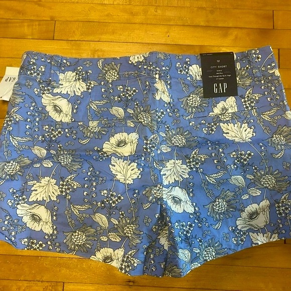 Brand New, Blue, Gap "City" Shorts w/ White Flowers. Classic and statement! NWT - Picture 4 of 9